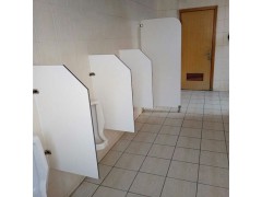公共卫生间小便池隔板挡板 板房蹲坑落地L型隔断板男厕小便池挡板图1