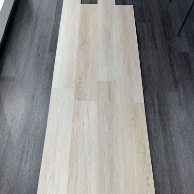 现货6.5mm奶油色原木风防水防滑SPC石塑地板锁扣地板革工厂直销