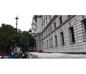 威斯敏斯特教堂四周全是著名建筑，而且它还有周边店